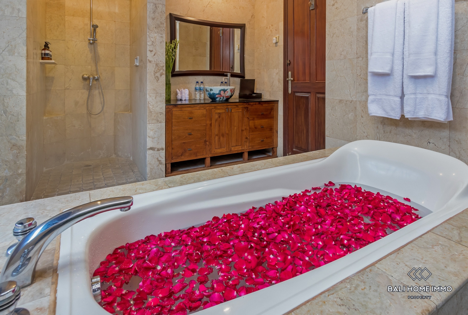 Beautiful 5 Bedrooms villa for sale Freehold in Bali Seminyak Oberoi view 23