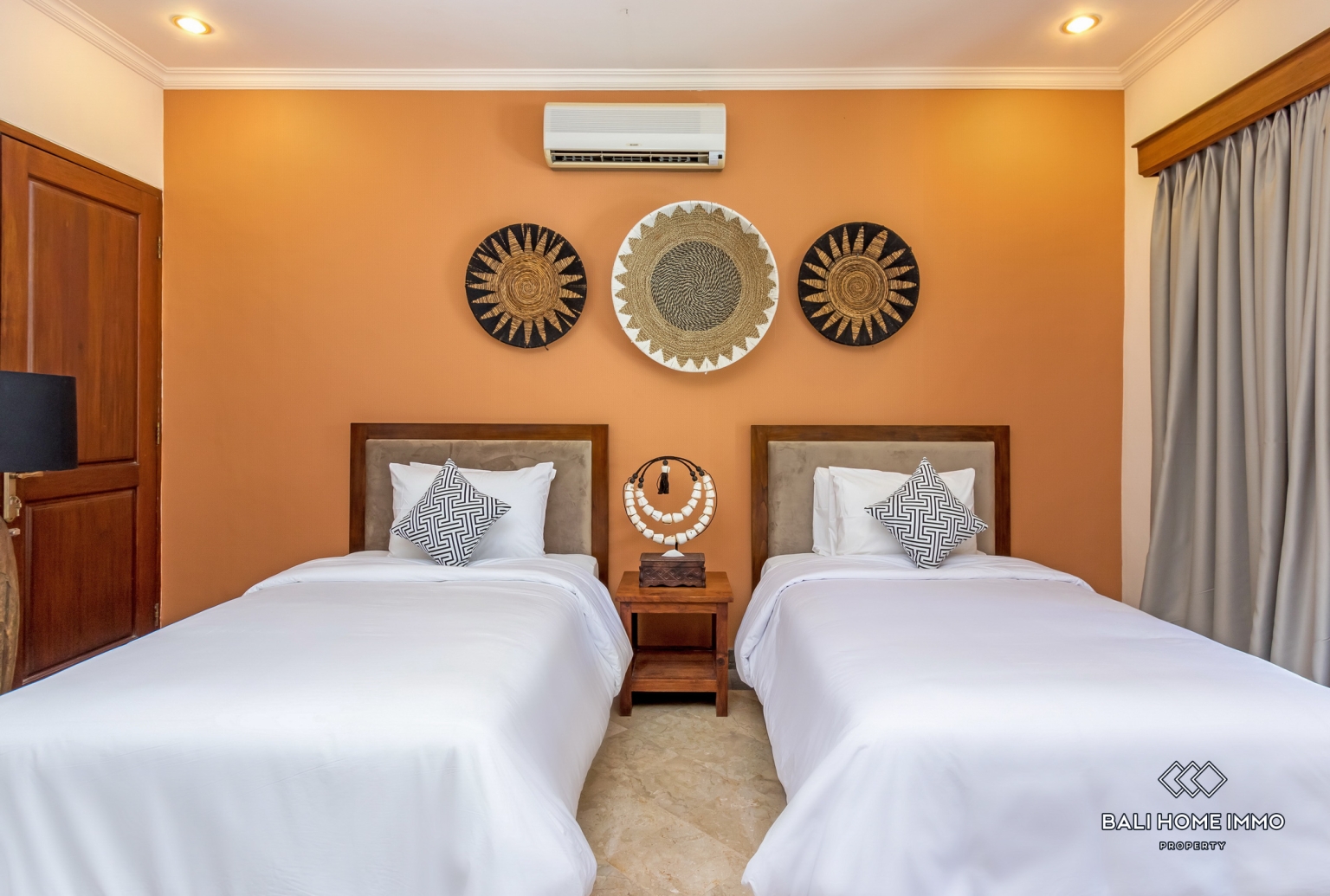Beautiful 5 Bedrooms villa for sale Freehold in Bali Seminyak Oberoi view 21