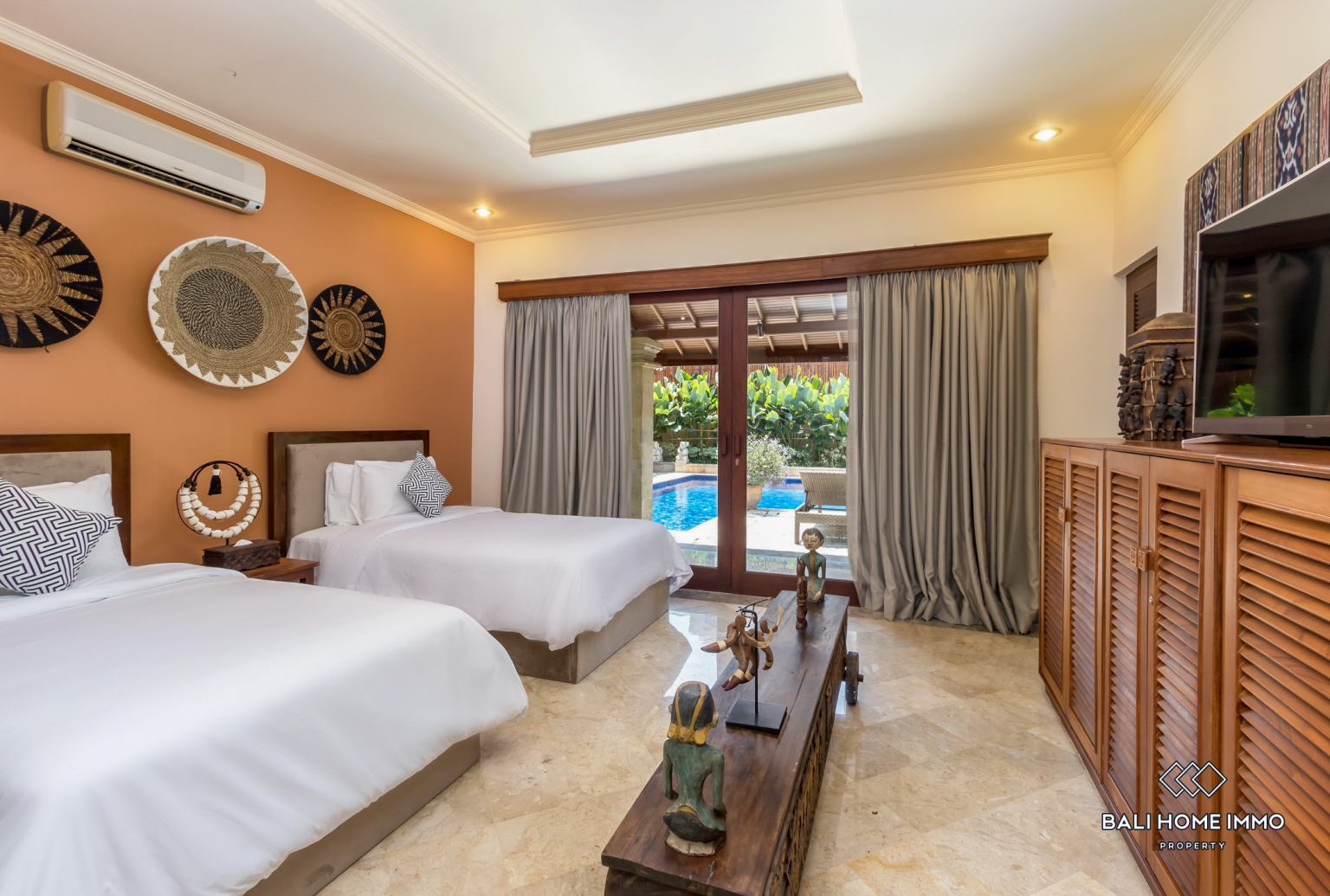 Beautiful 5 Bedrooms villa for sale Freehold in Bali Seminyak Oberoi view 20