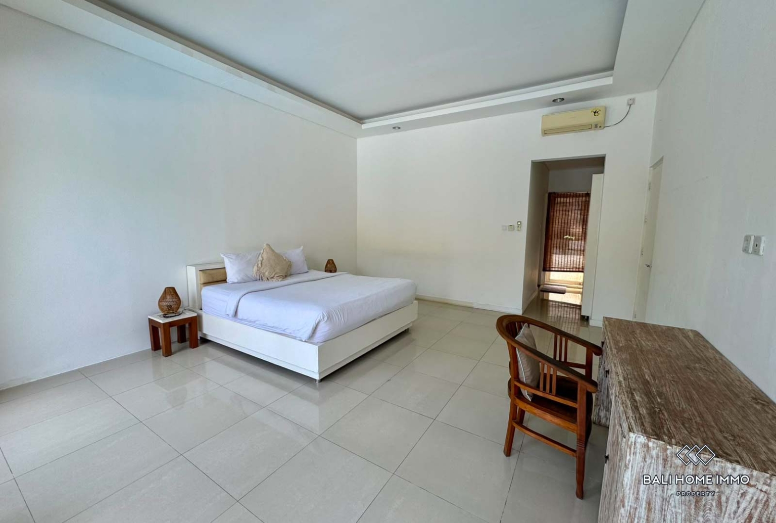 Belle villa de style familial de 6 chambres à vendre à Canggu Batu Bolong view 6