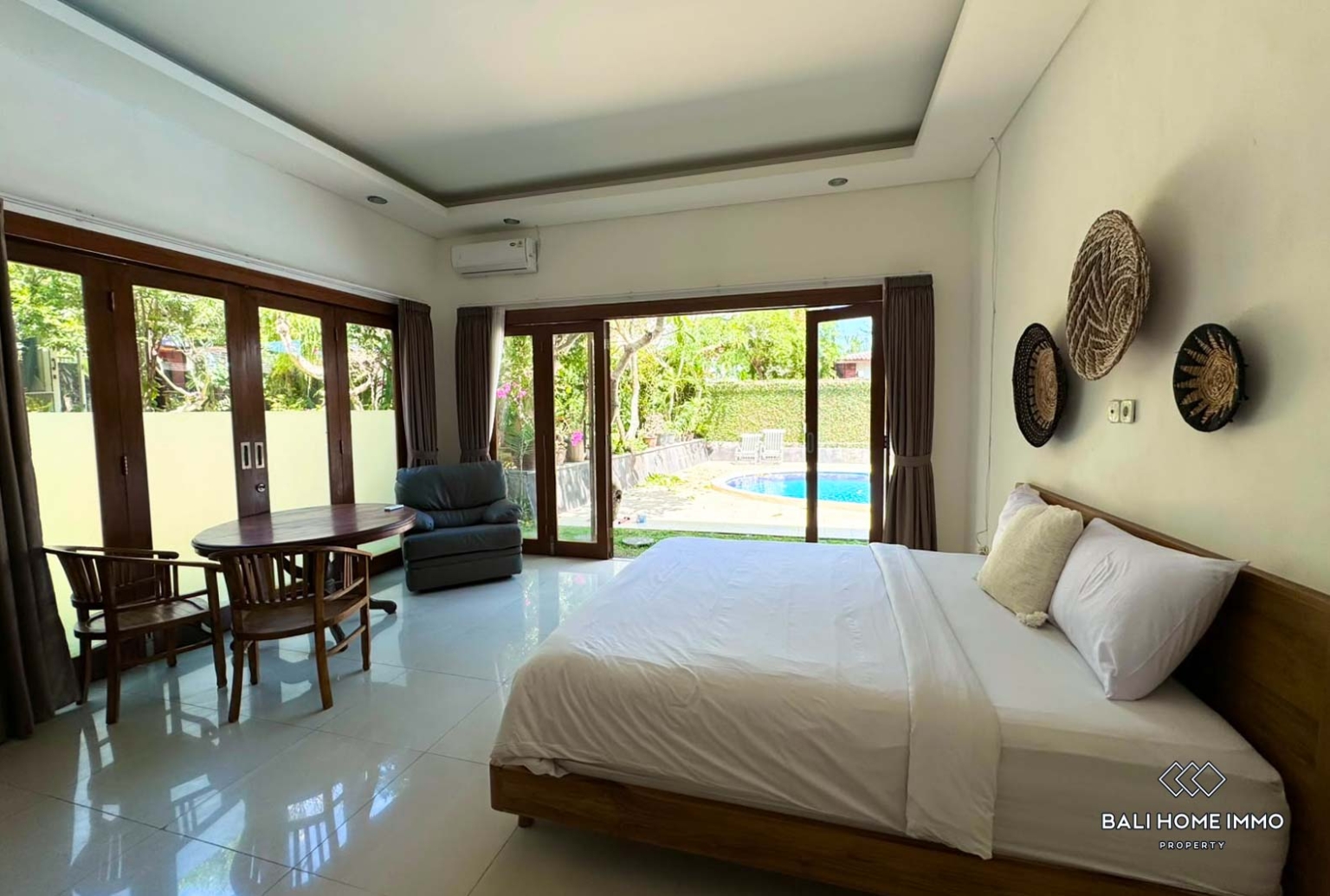 Belle villa de style familial de 6 chambres à vendre à Canggu Batu Bolong view 4