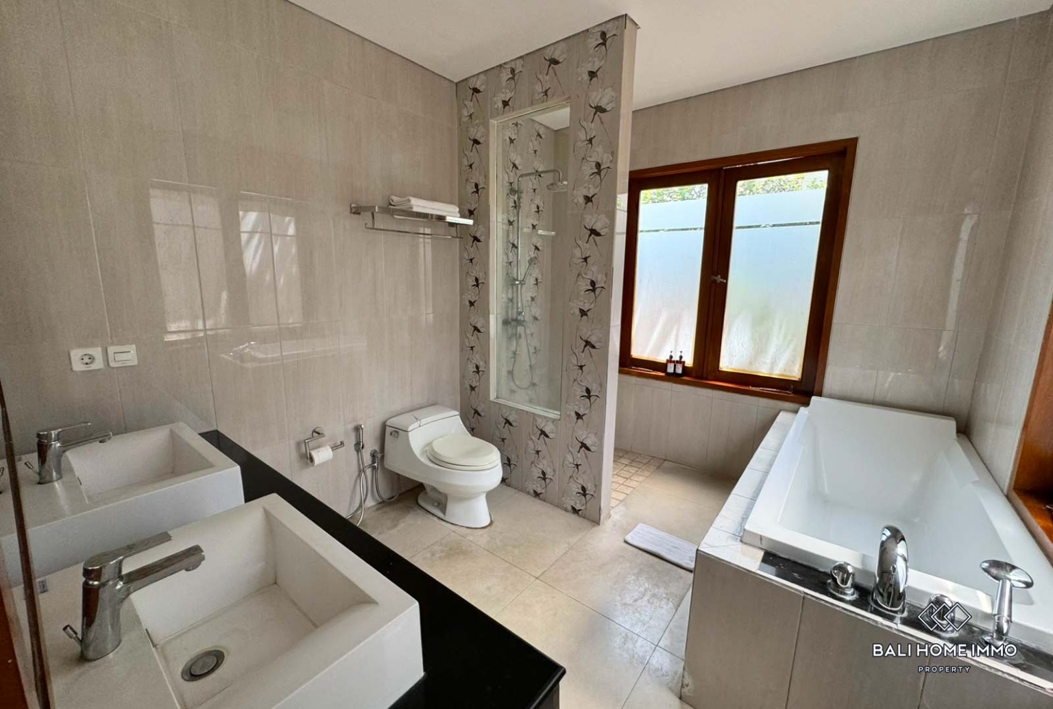 Belle villa de style familial de 6 chambres à vendre à Canggu Batu Bolong view 14