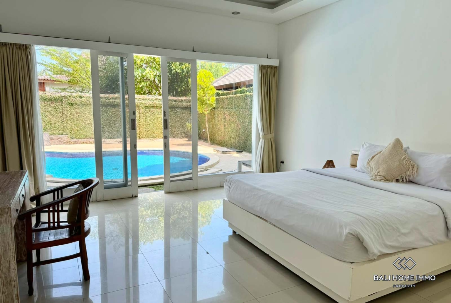 Belle villa de style familial de 6 chambres à vendre à Canggu Batu Bolong view 8