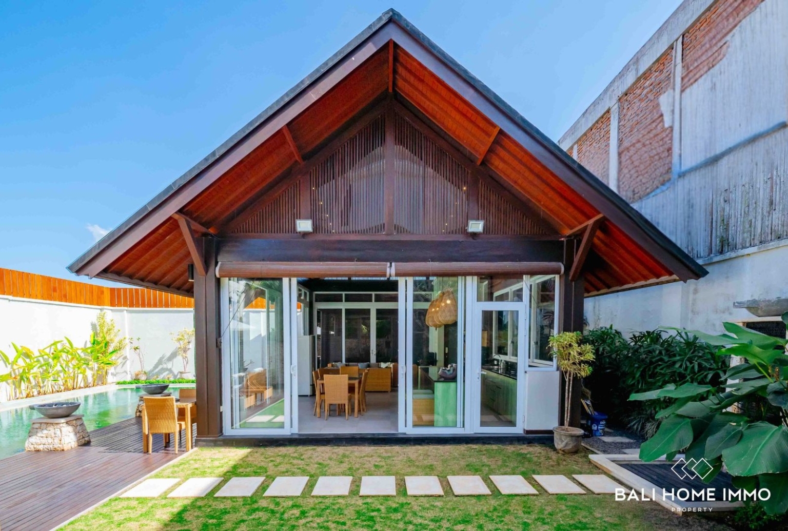 BEAUTIFUL 7 BEDROOM FAMILY VILLA FOR SALE FREEHOLD NEAR KARMA BEACH view 4