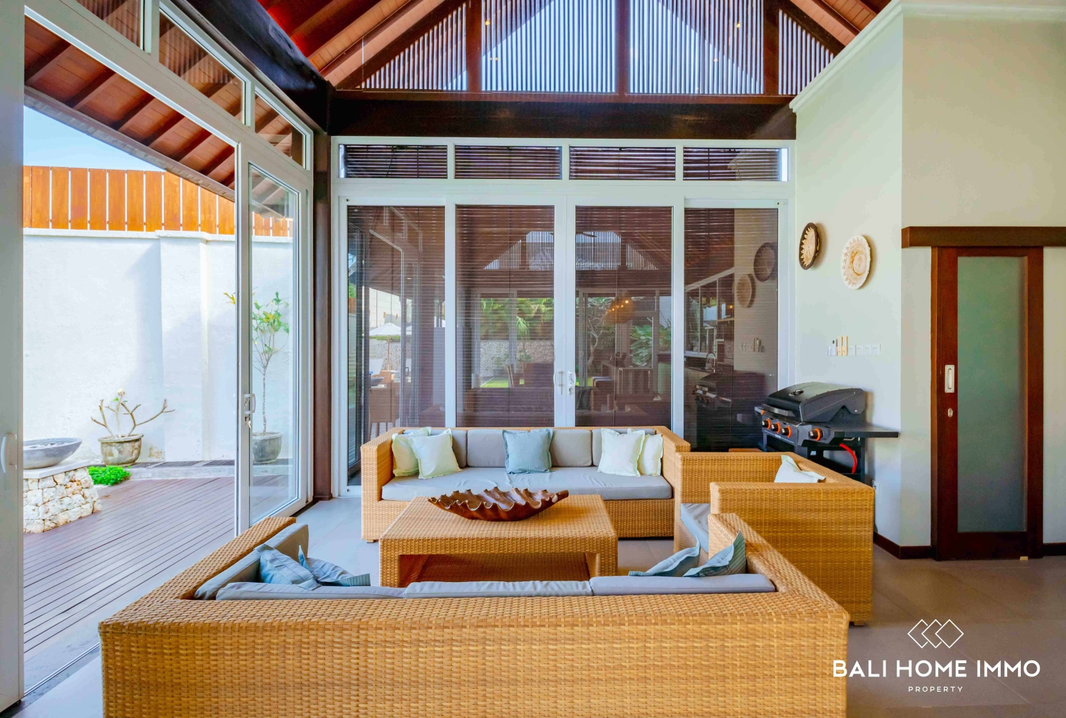 BEAUTIFUL 7 BEDROOM FAMILY VILLA FOR SALE FREEHOLD NEAR KARMA BEACH view 5