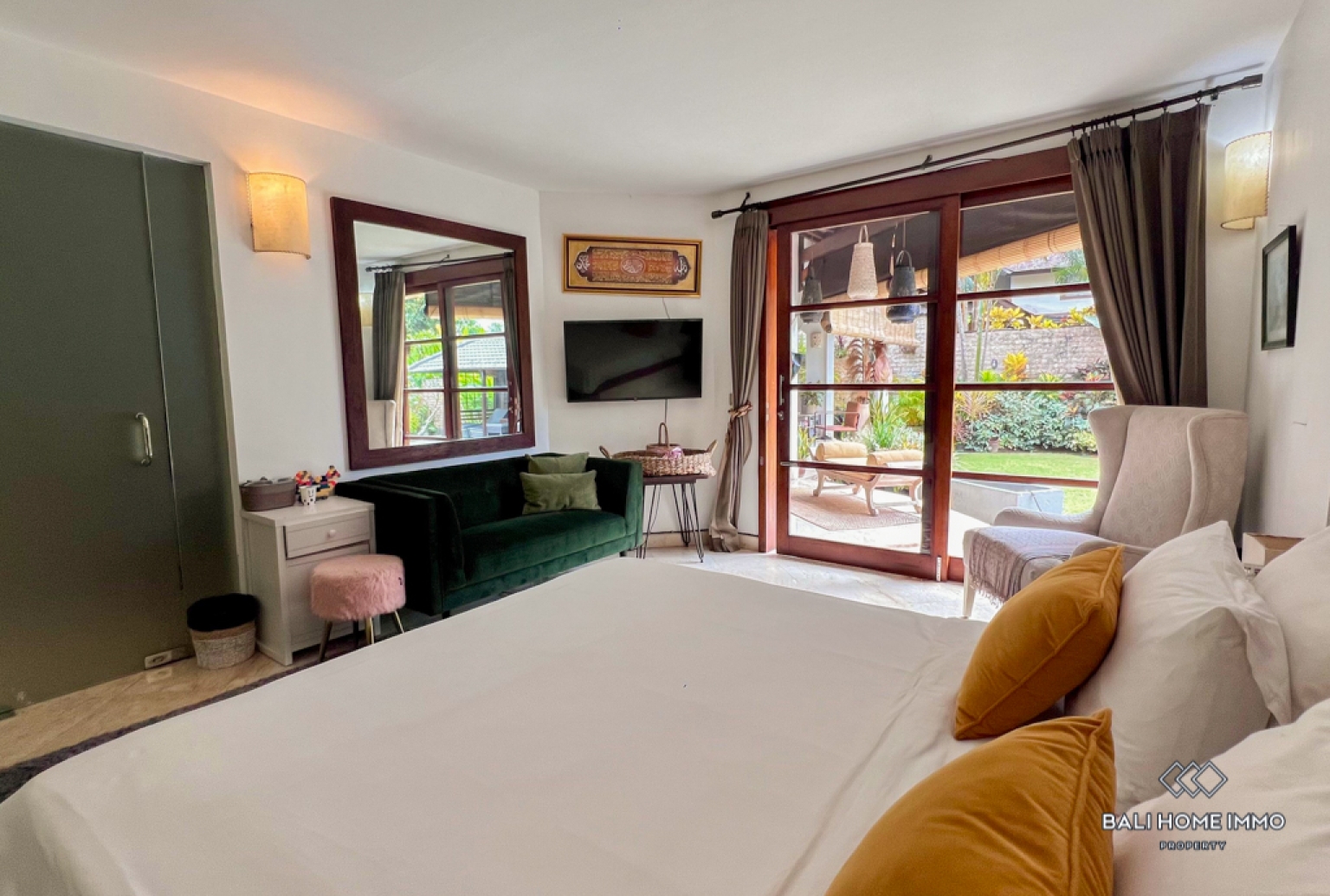 Beautiful 3 Bedroom Villa for Yearly Rental in Bali Berawa view 11