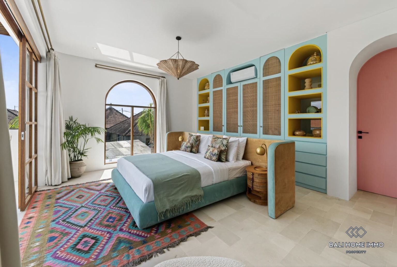 Villa 4 Kamar Berdesain Bagus Dijual dengan Status Hak Sewa di Tepi Pantai Pererenan, Bali view 11