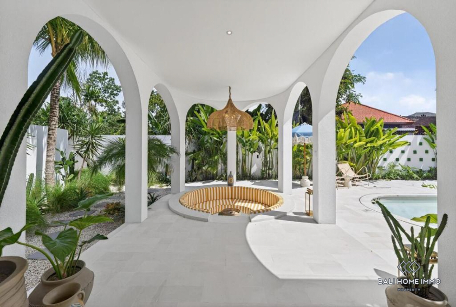Villa 4 Kamar Berdesain Bagus Dijual dengan Status Hak Sewa di Tepi Pantai Pererenan, Bali view 3