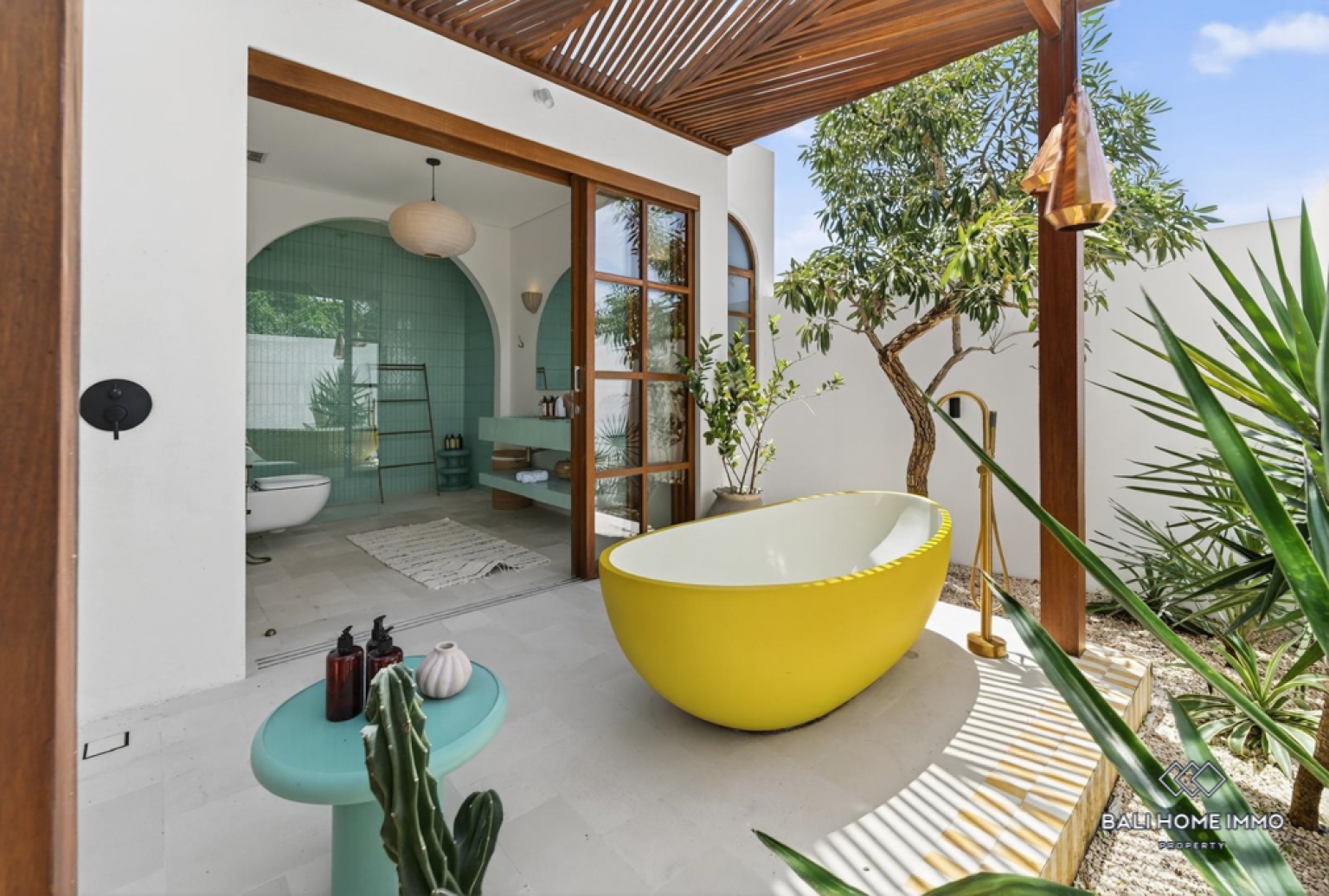 Villa 4 Kamar Berdesain Bagus Dijual dengan Status Hak Sewa di Tepi Pantai Pererenan, Bali view 17