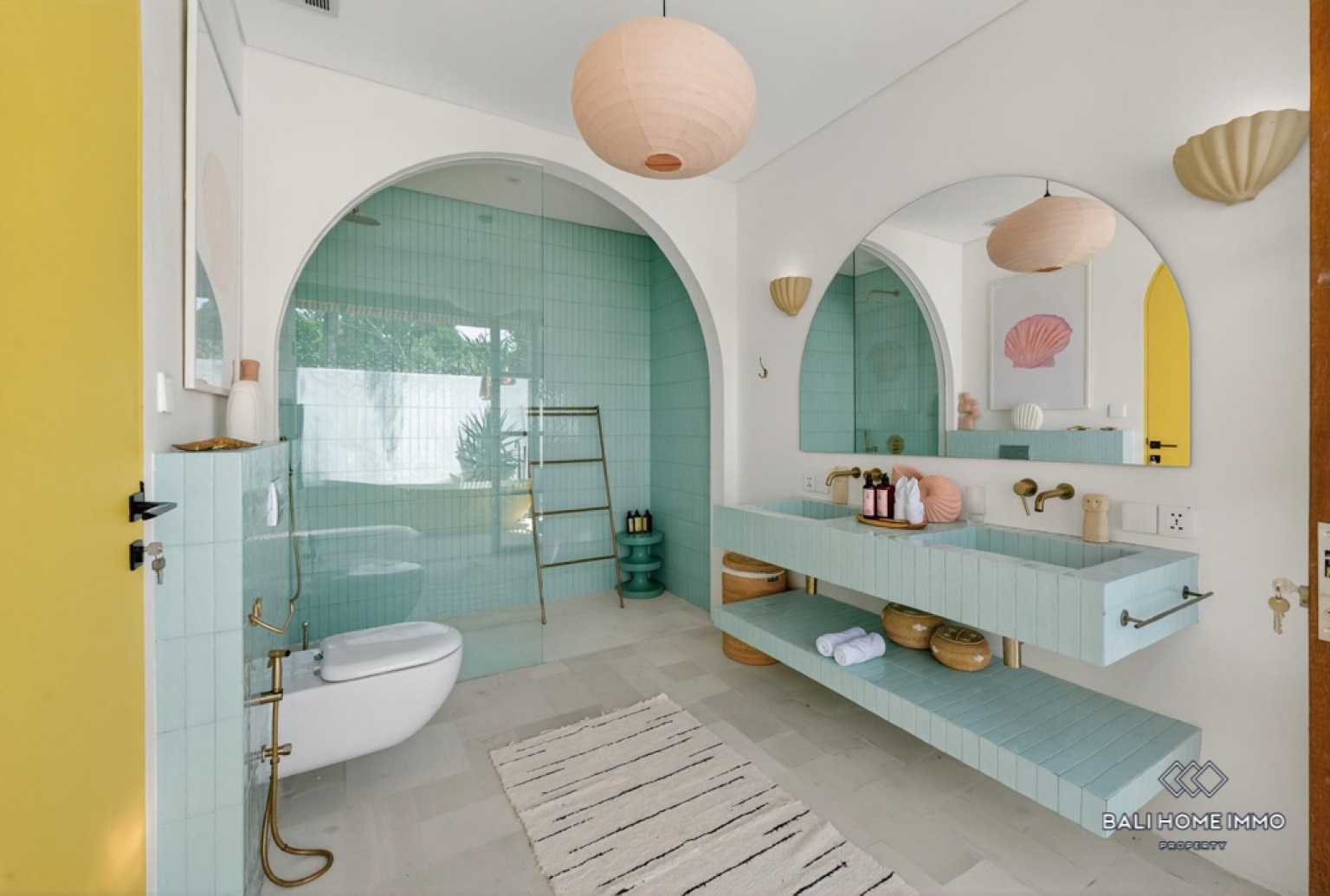 Villa 4 Kamar Berdesain Bagus Dijual dengan Status Hak Sewa di Tepi Pantai Pererenan, Bali view 16