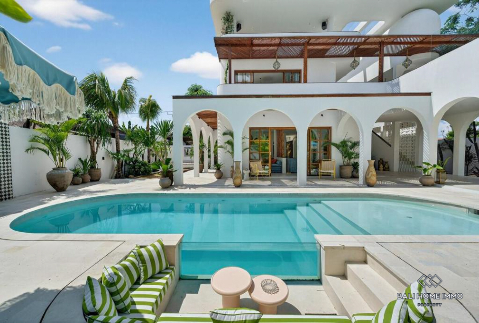 Villa 4 Kamar Berdesain Bagus Dijual dengan Status Hak Sewa di Tepi Pantai Pererenan, Bali view 2