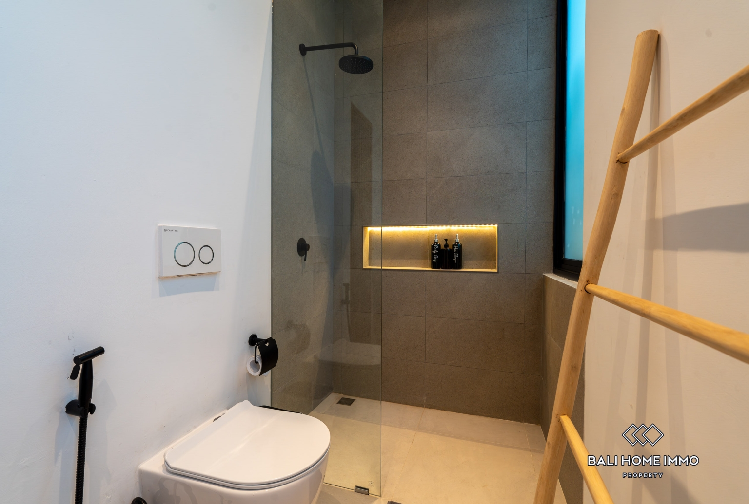 Villa modern baru dengan 3 kamar untuk dijual dan disewa di Umalas, Bali. view 17