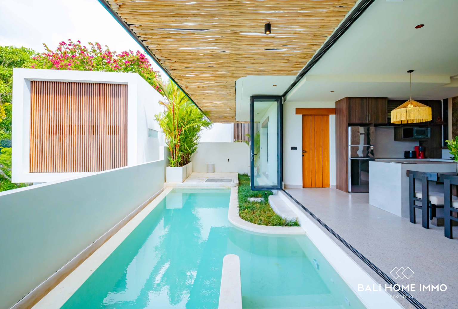 VILLA BARU DENGAN 3 KAMAR TIDUR DAN PEMANDANGAN LAUT UNTUK DIJUAL DI ULUWATU view 2