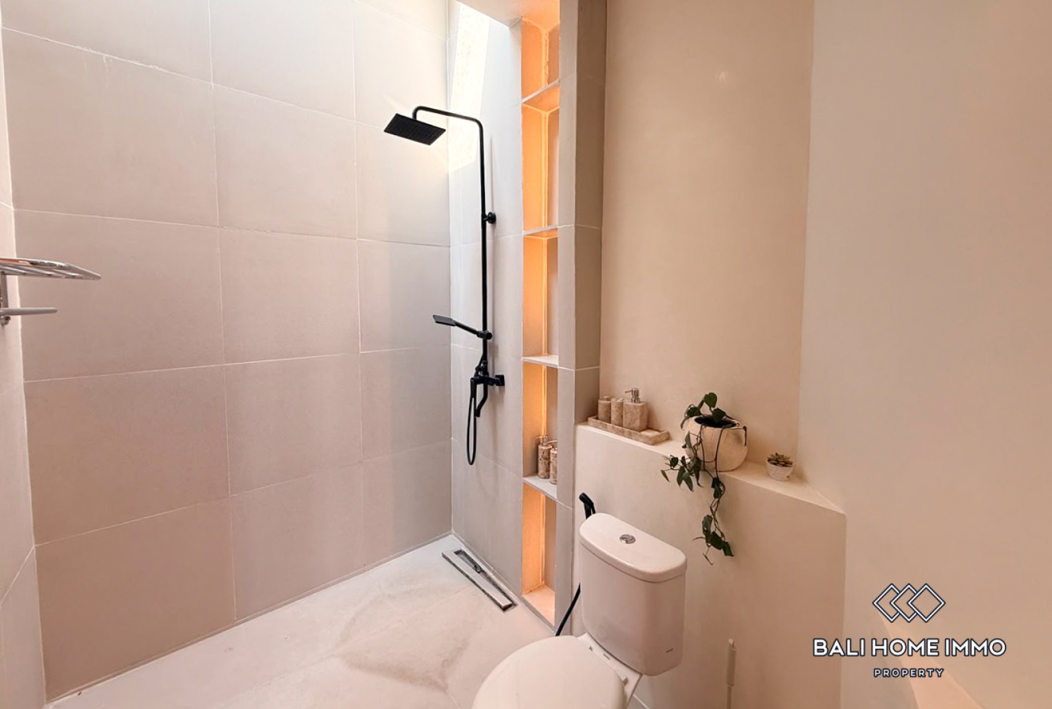 Brand New 3 Bedroom Villa For Rent Canggu Batu Bolong view 10
