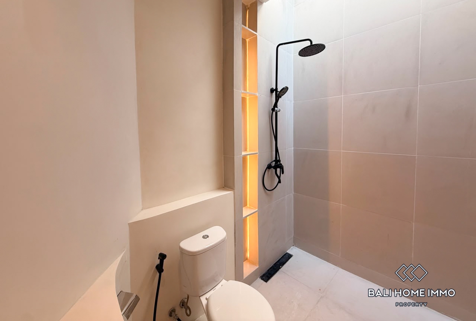 Brand New 3 Bedroom Villa For Rent Canggu Batu Bolong view 11