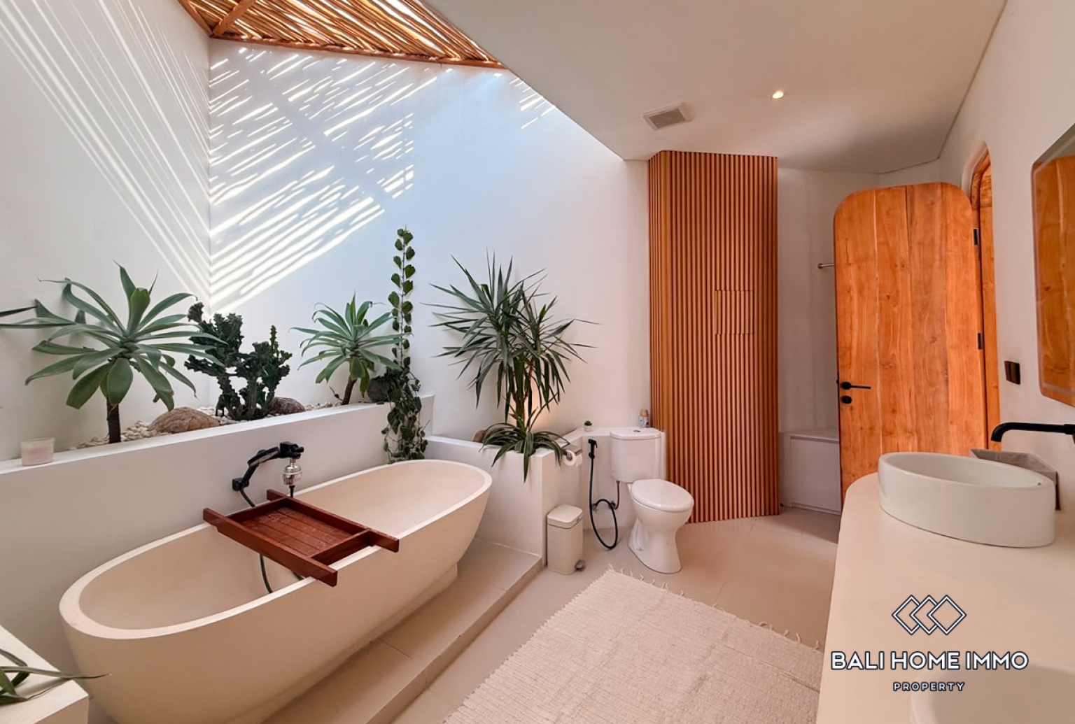 Brand New 3 Bedroom Villa For Rent Canggu Batu Bolong view 9