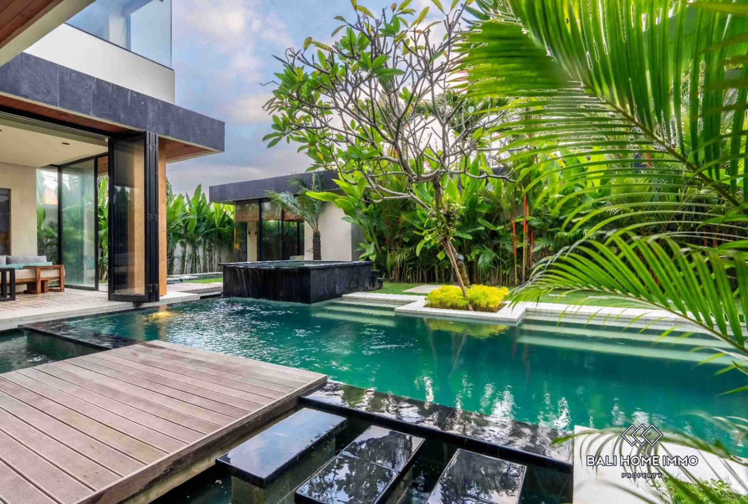 Modern 3 bedroom villa for rent in Bali Seseh beach side view 18