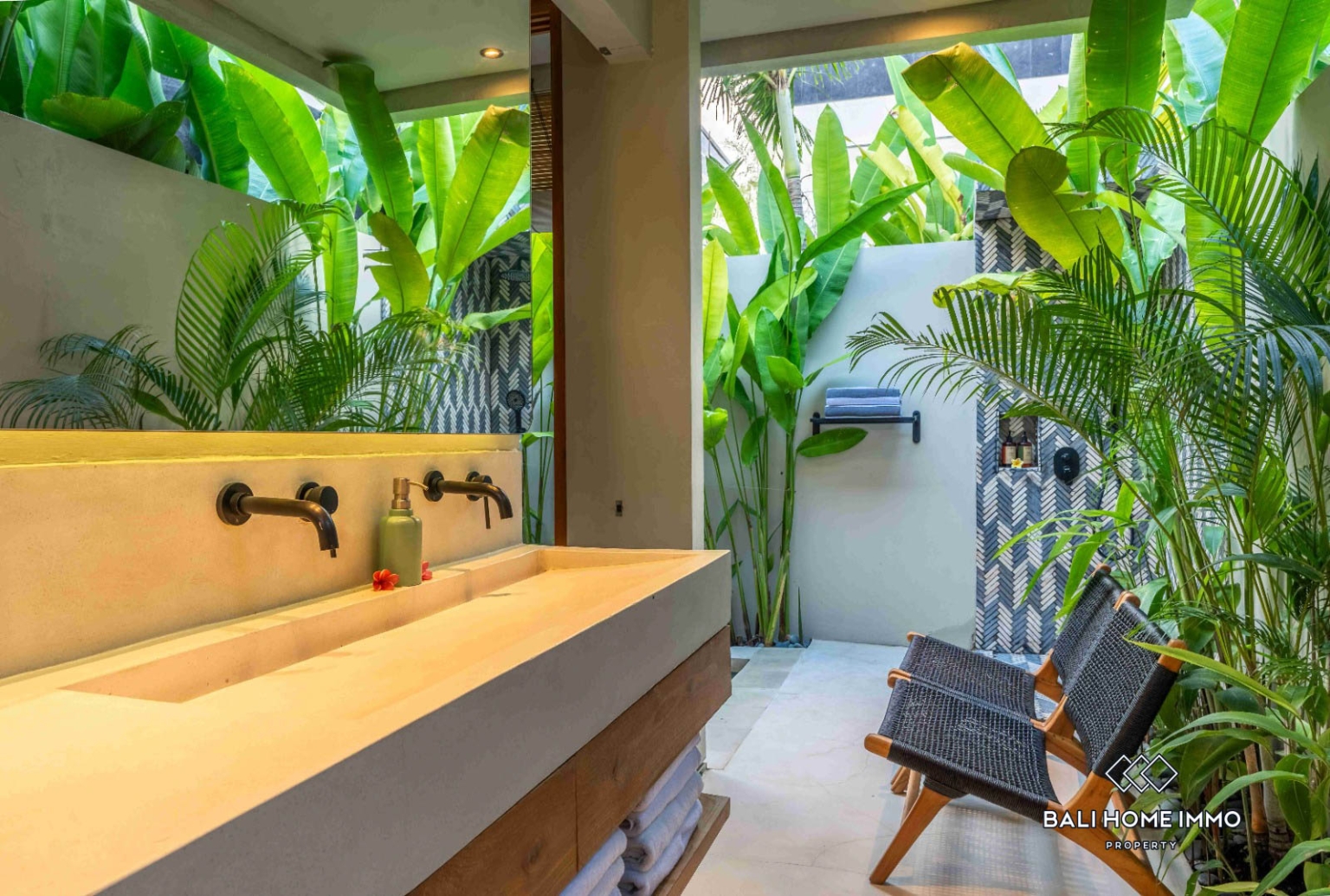 Modern 3 bedroom villa for rent in Bali Seseh beach side view 12