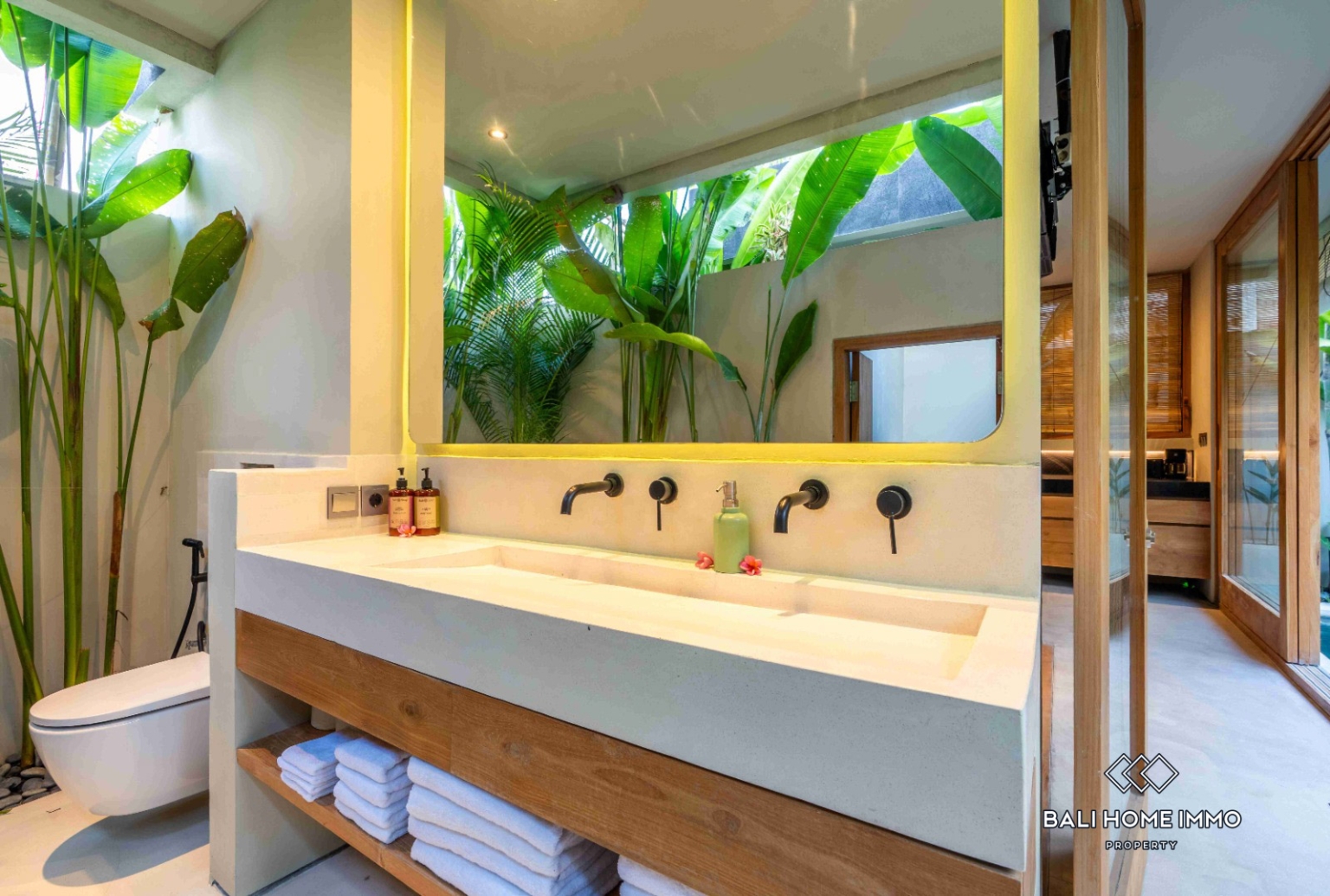Modern 3 bedroom villa for rent in Bali Seseh beach side view 11