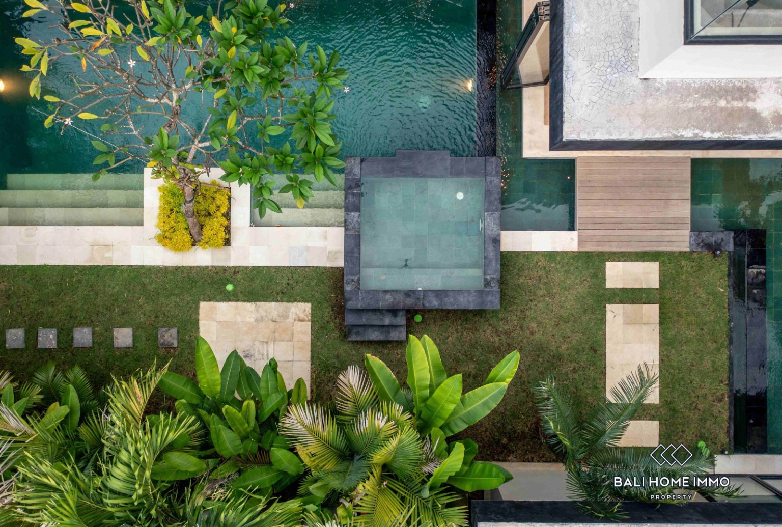 Modern 3 bedroom villa for rent in Bali Seseh beach side view 20