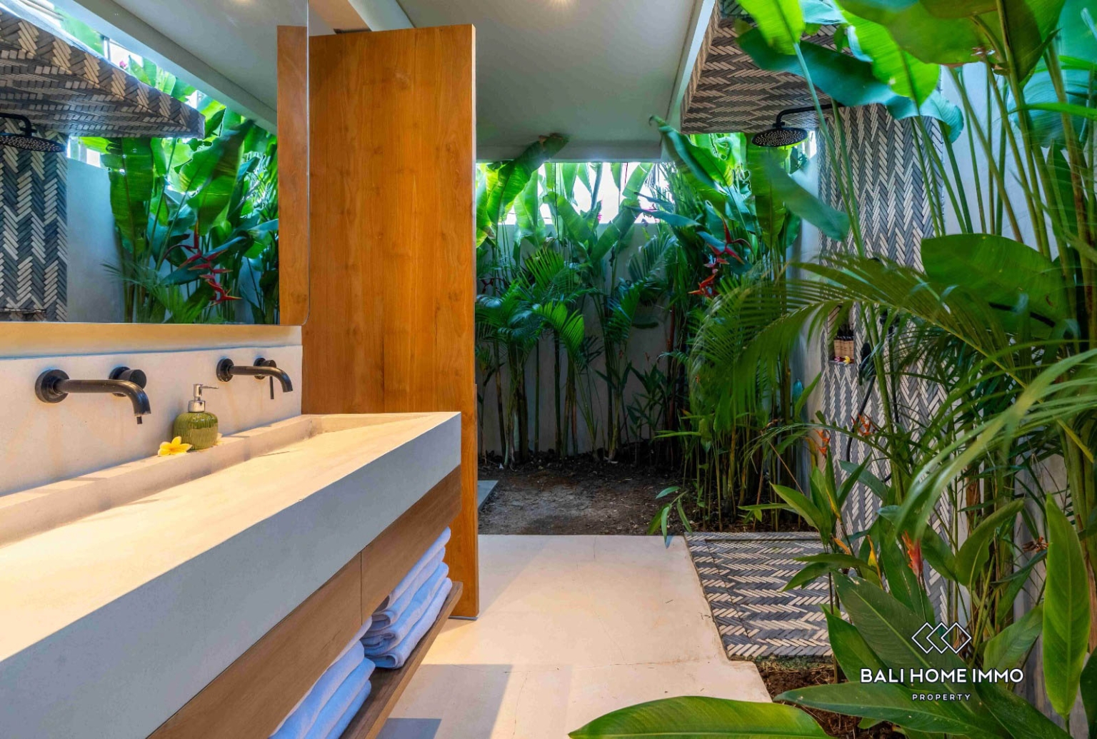 Modern 3 bedroom villa for rent in Bali Seseh beach side view 14