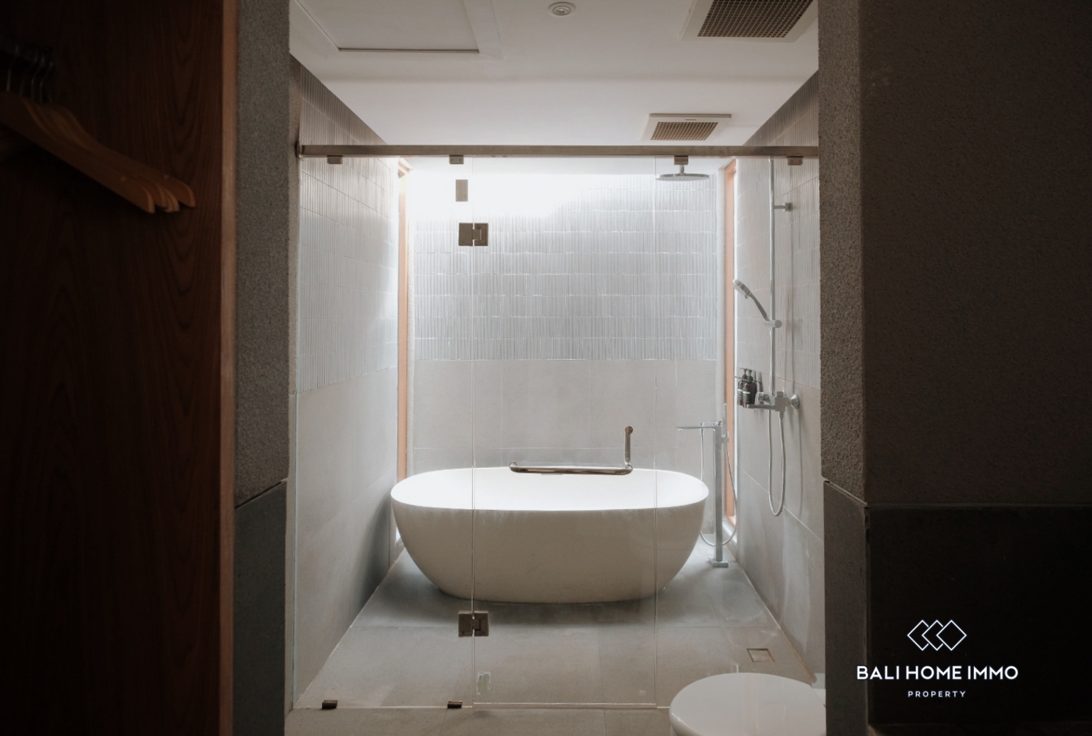 Brand new 3 Bedrooms villa for sale leasehold in Bali Canggu Berawa view 12