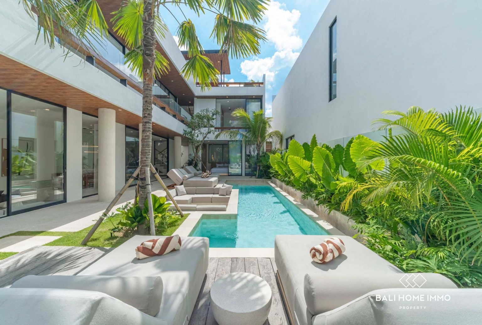 Villa Baru dengan 4 Kamar untuk Dijual dengan Status Hak Milik di Berawa, Bali view 2