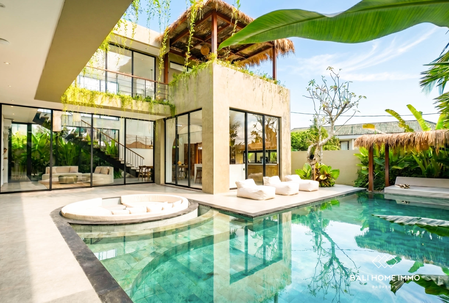 Villa Baru dengan 4 Kamar Dijual di Tumbak Bayuh view 2
