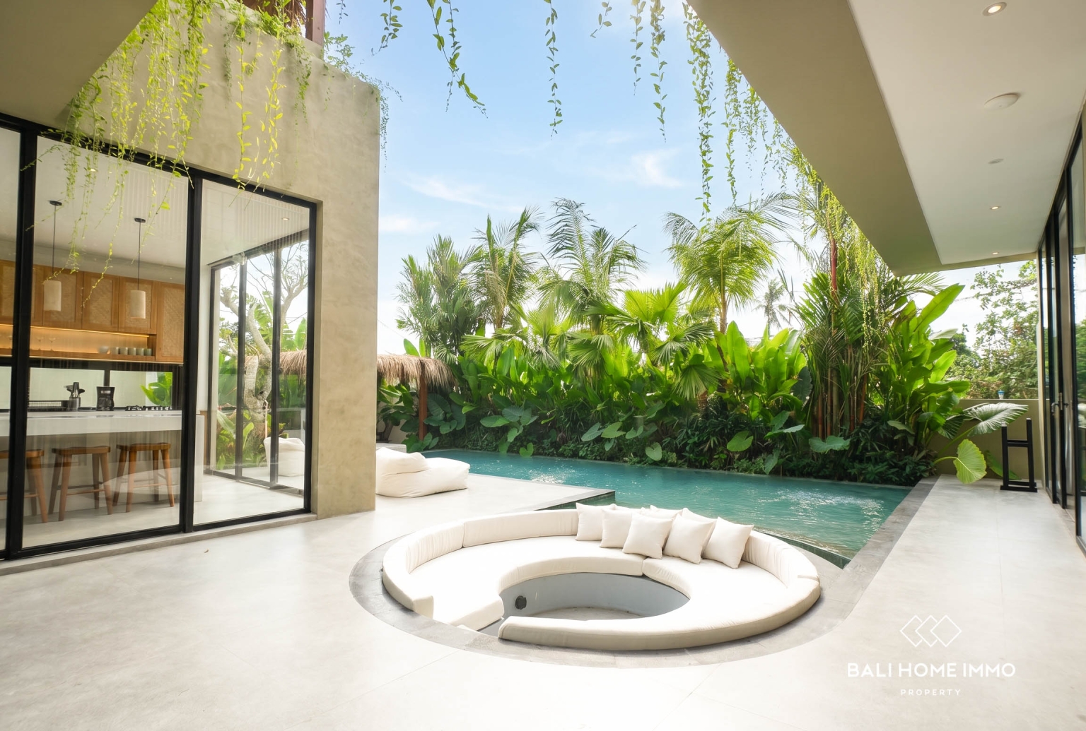Villa Baru dengan 4 Kamar Dijual di Tumbak Bayuh view 3