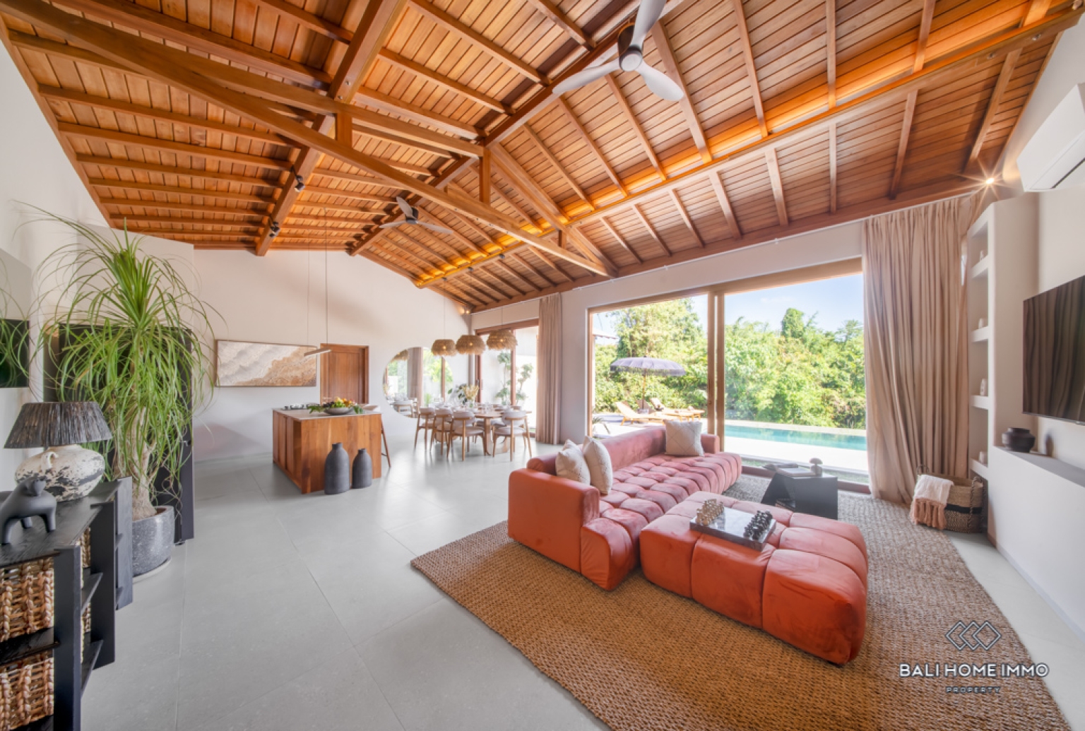 Villa Baru 4 Kamar Dijual dengan Status Hak Milik di Kawasan Perumahan Canggu, Bali view 2