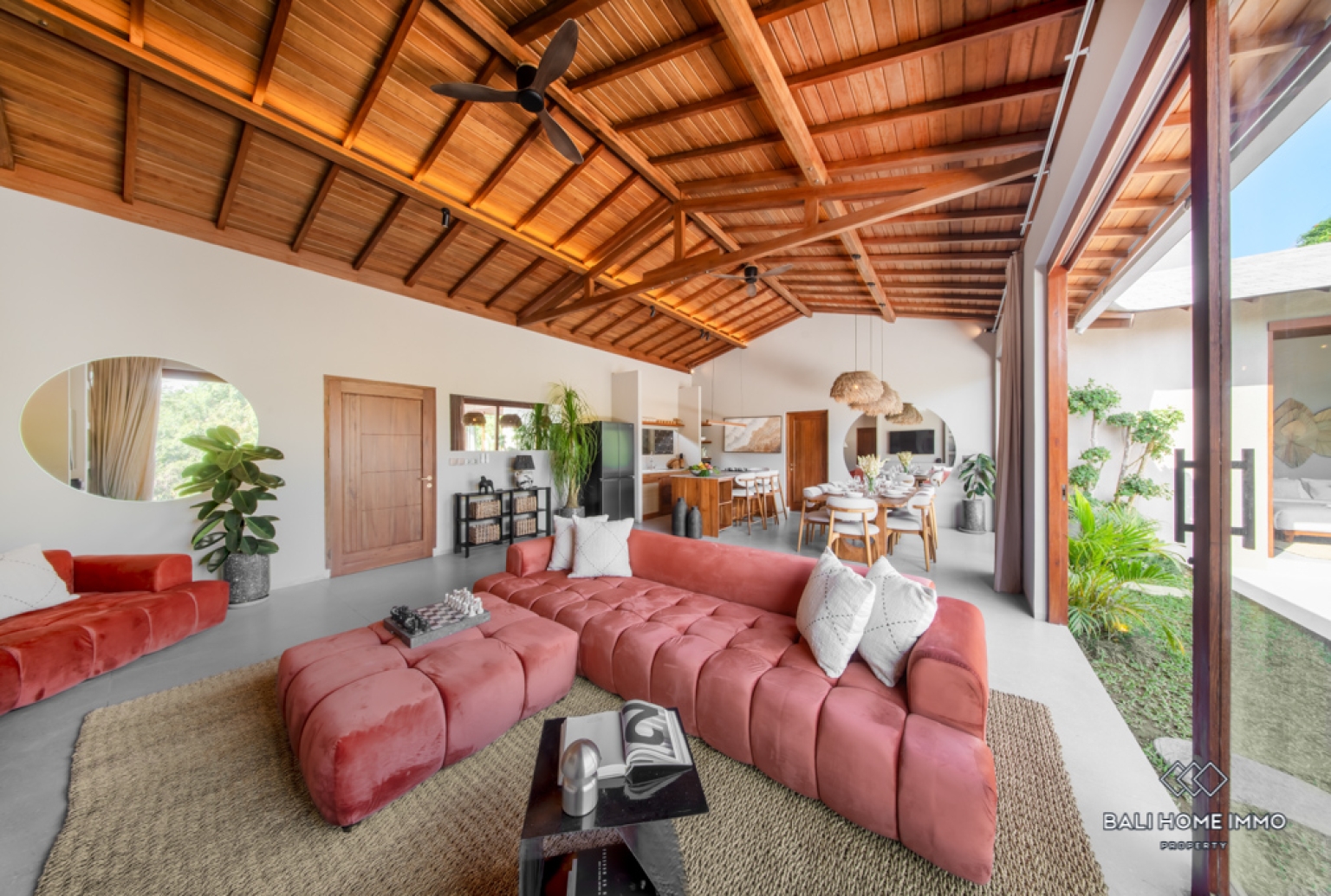 Villa Baru 4 Kamar Dijual dengan Status Hak Milik di Kawasan Perumahan Canggu, Bali view 3
