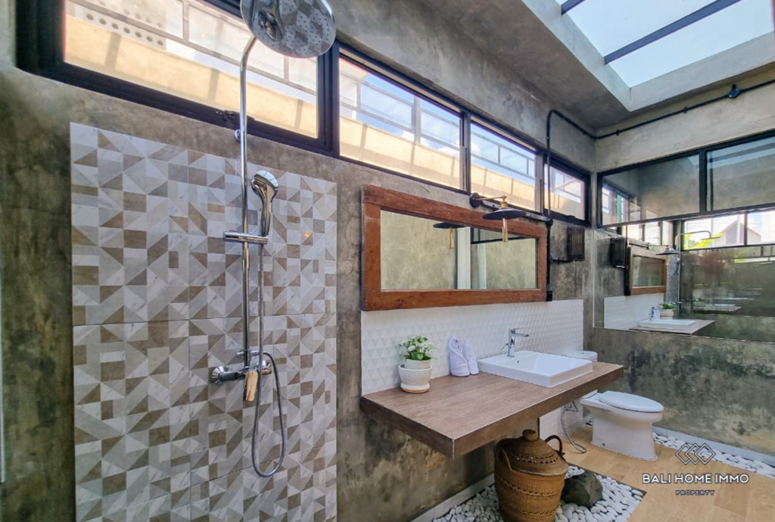 Brand New Industrial 5 Bedroom Villa for Yearly Rental in Bali Tanah Lot East Side view 19