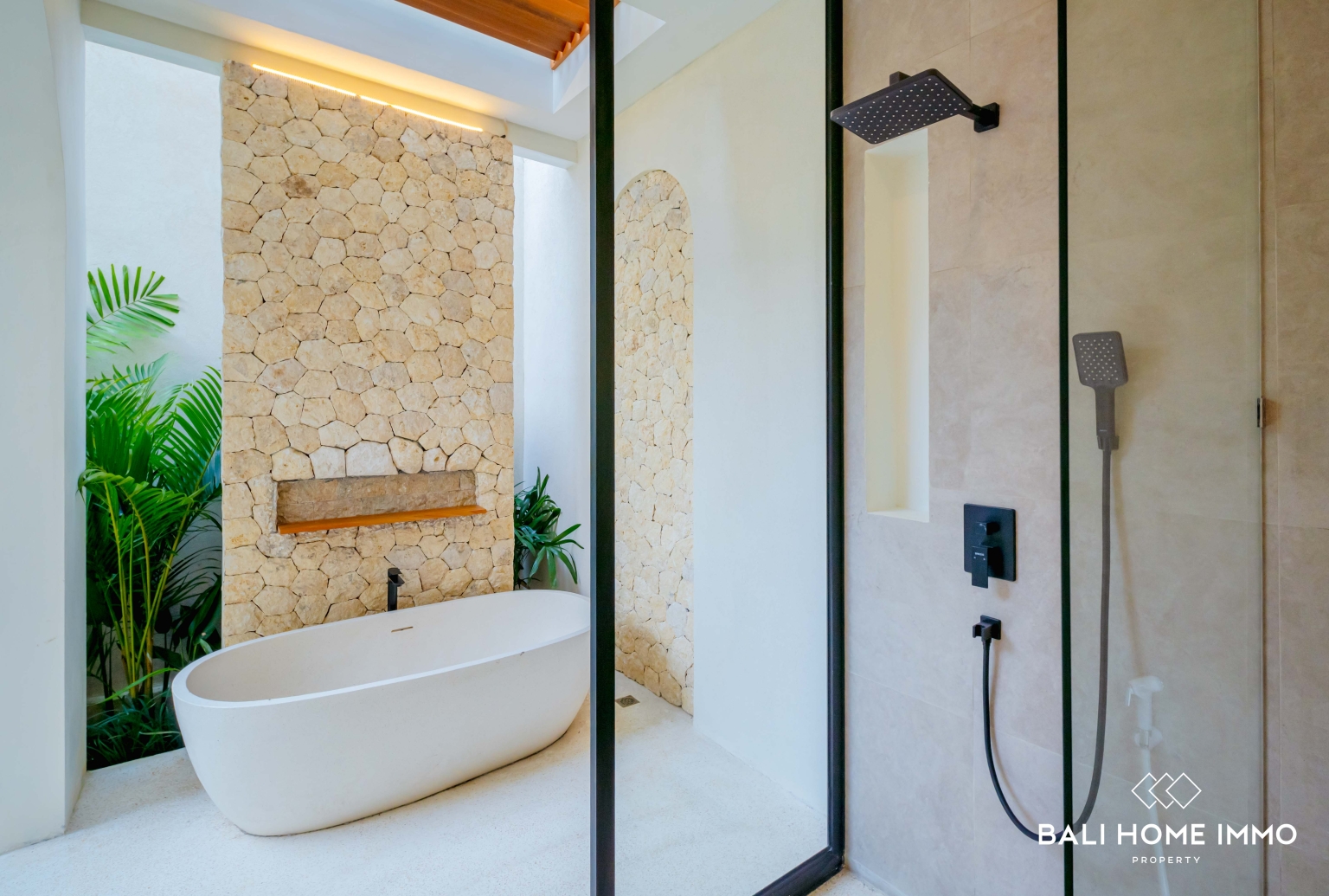 Dijual dan Disewakan Villa 4 Kamar Tidur Mewah Baru Dekat Pantai Karma view 18