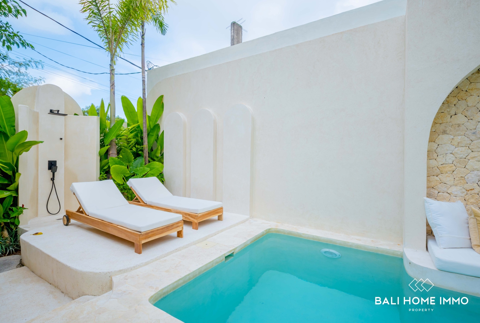 Dijual dan Disewakan Villa 4 Kamar Tidur Mewah Baru Dekat Pantai Karma view 2