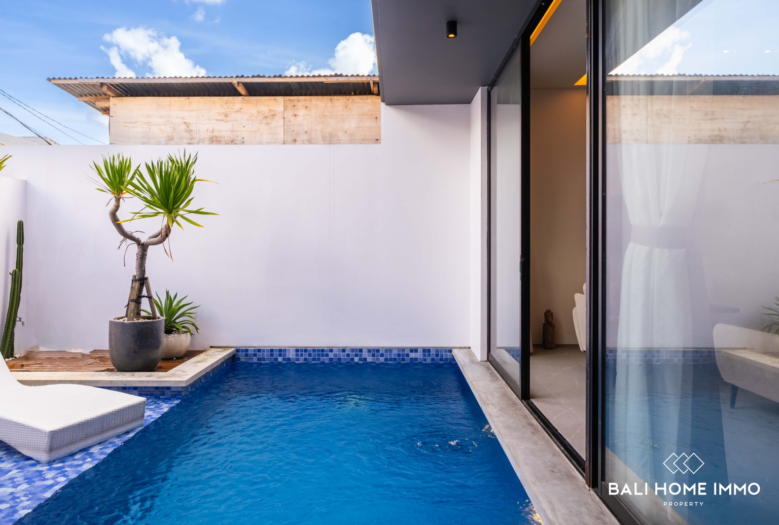 Charming 2 bedroom villa for rent in Canggu Residential Side view 23
