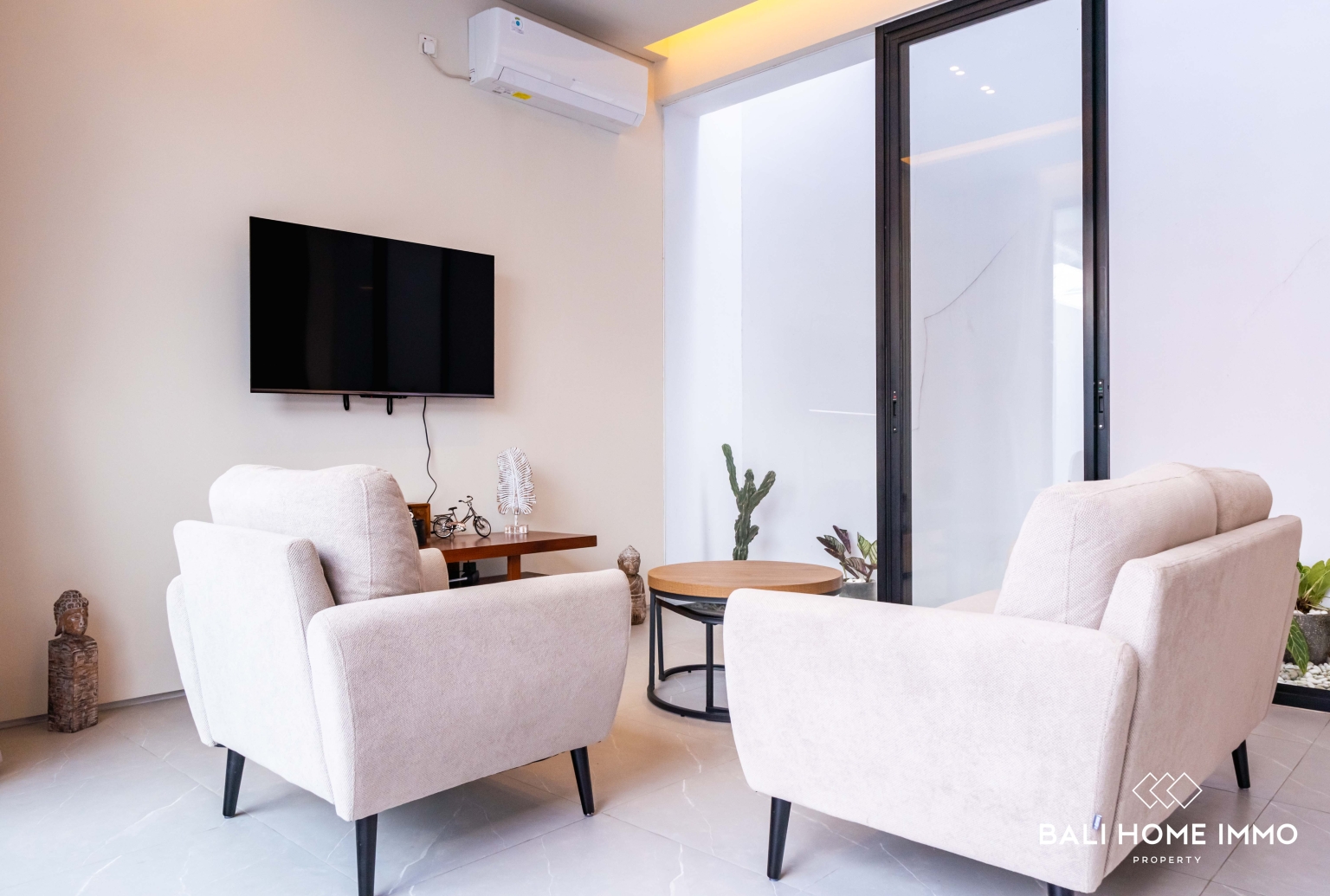 Charming 2 bedroom villa for rent in Canggu Residential Side view 3