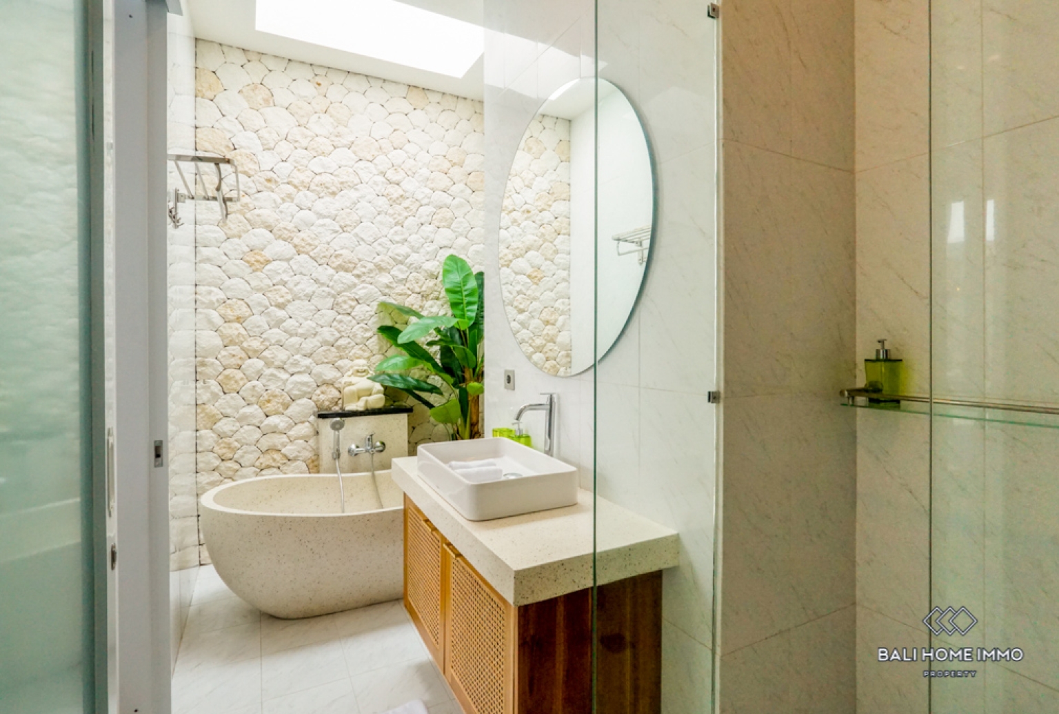 Villa Menawan 2 Kamar Dijual dengan Status Hak Sewa di Kerobokan, Bali view 13
