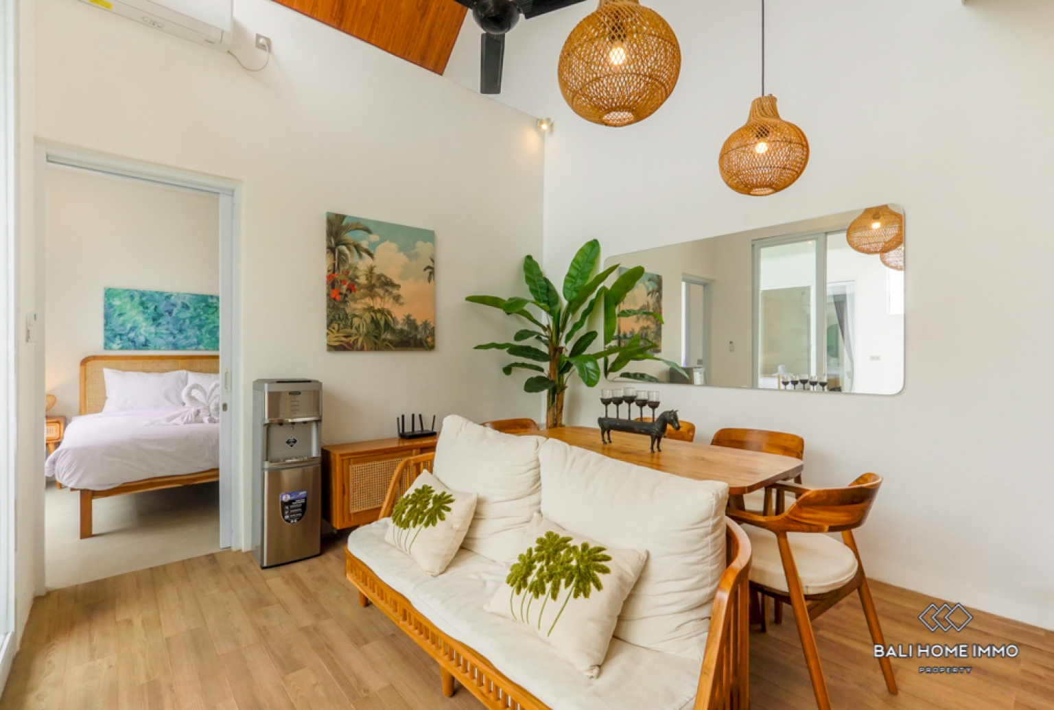 Villa Menawan 2 Kamar Dijual dengan Status Hak Sewa di Kerobokan, Bali view 2