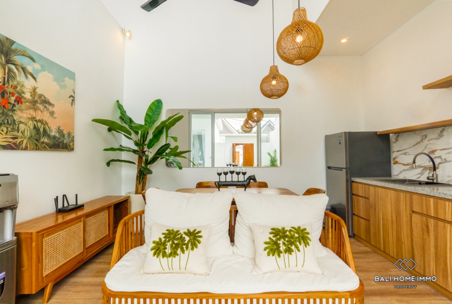 Villa Menawan 2 Kamar Dijual dengan Status Hak Sewa di Kerobokan, Bali view 3