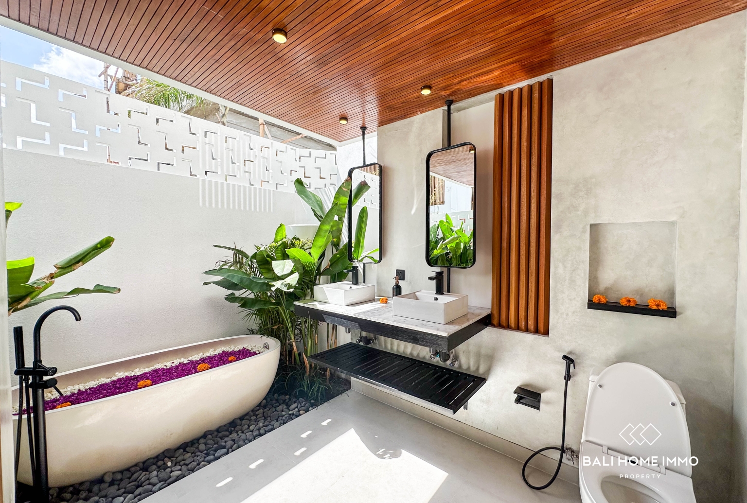 Charming 2-Bedroom Villa with ricefield view for Sale in Berawa view 12