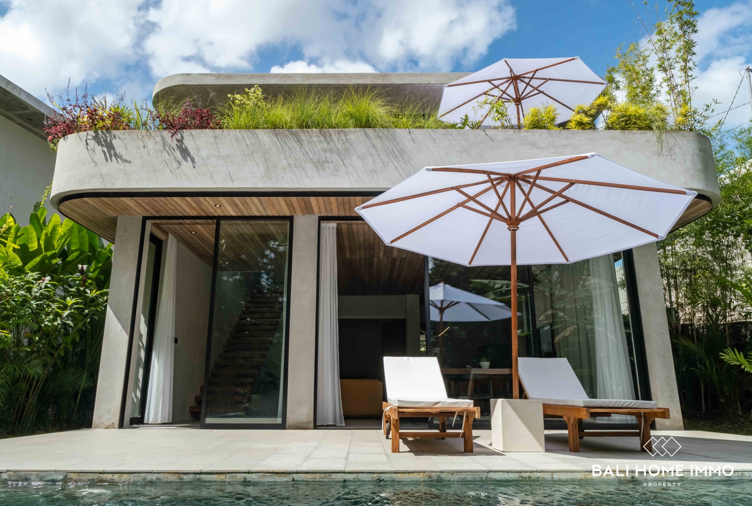 Charming 3 bedroom villa for sale in Pererenan North Side view 2