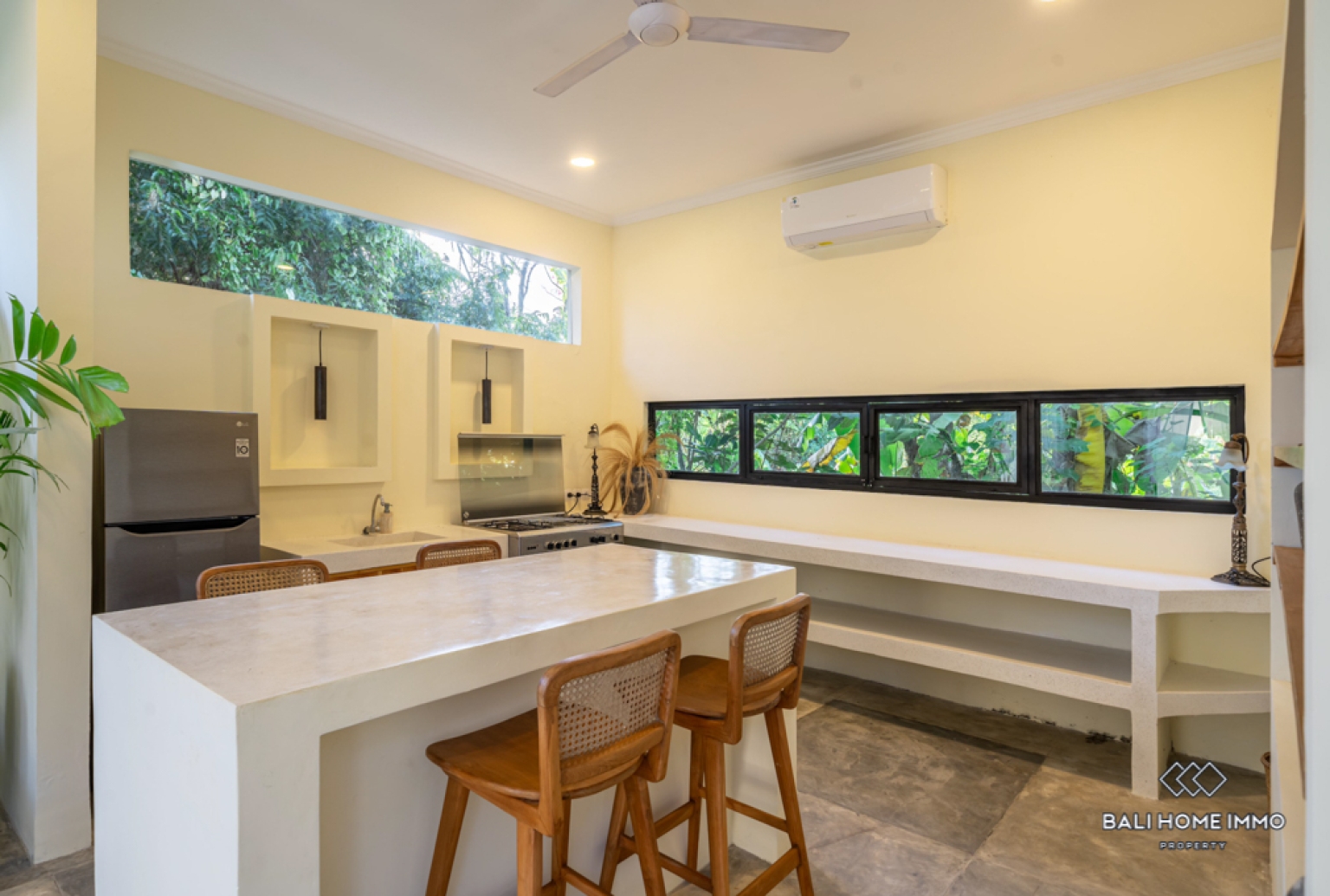 Charming 3 Bedroom Villa for Yearly Rental in Canggu Residential Side view 4
