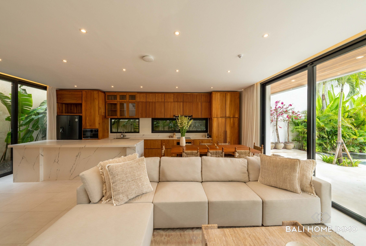 Contemporary 3-Bedroom Villa for Sale Leasehold with Private Pool & Rooftop in Uluwatu view 5