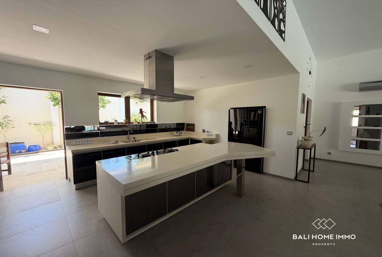 CONTEMPORARY 4 BEDROOM VILLA FOR SALE LEASEHOLD AND FREEHOLD in BERABAN  BALI view 9
