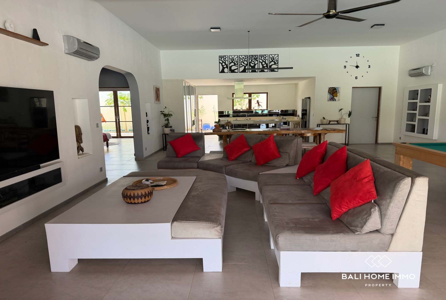 CONTEMPORARY 4 BEDROOM VILLA FOR SALE LEASEHOLD AND FREEHOLD in BERABAN  BALI view 5