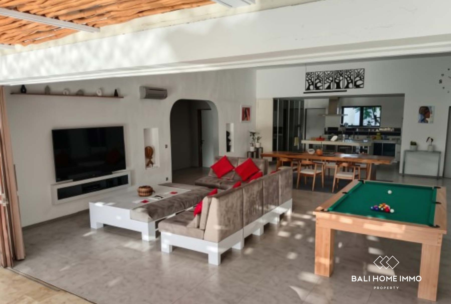 CONTEMPORARY 5 BEDROOM VILLA FOR SALE LEASEHOLD AND FREEHOLD in BERABAN  BALI view 3