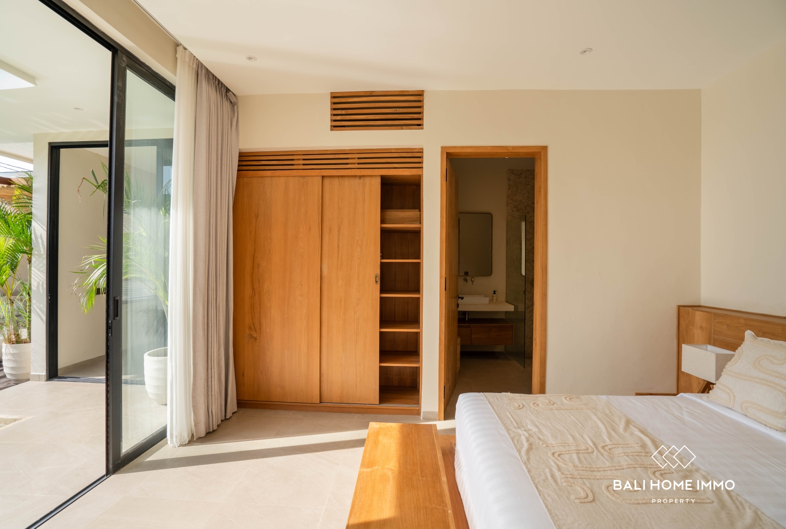 Elegant 3-Bedroom Villa for Sale with Rice Field Views in Kedampang, Kerobokan view 7