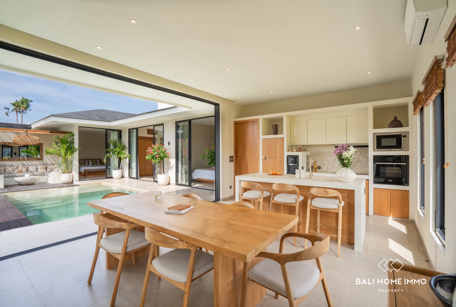 Elegant 3-Bedroom Villa for Sale with Rice Field Views in Kedampang, Kerobokan view 4