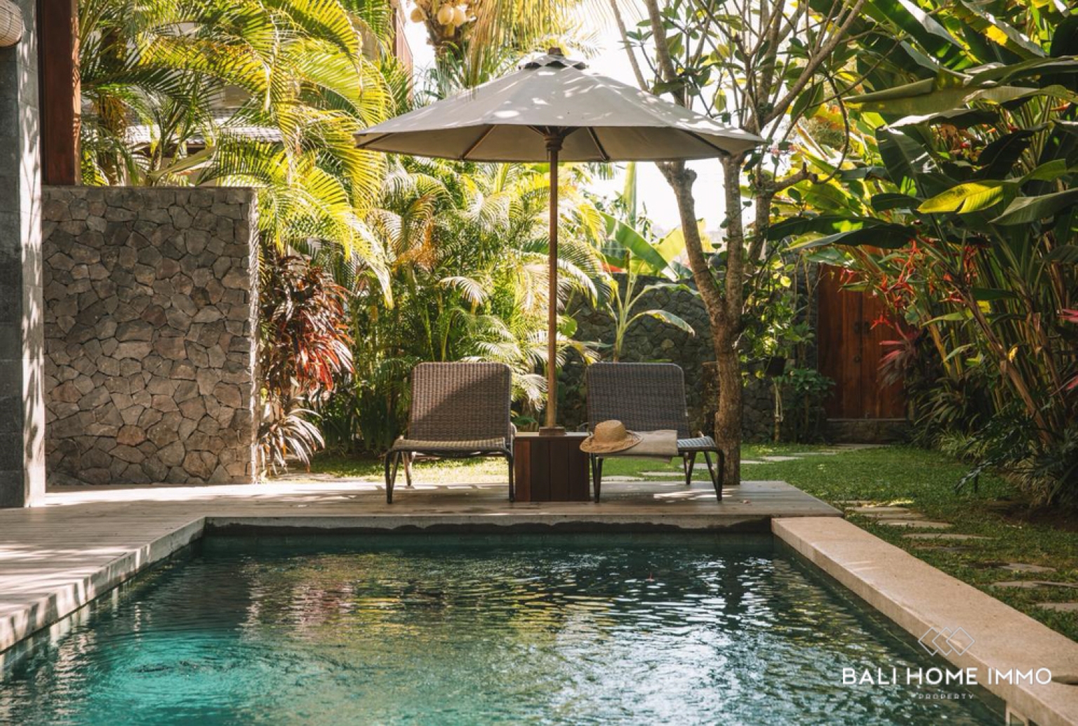 Élégante villa de 4 chambres avec jardin tropical à vendre à Bingin view 4