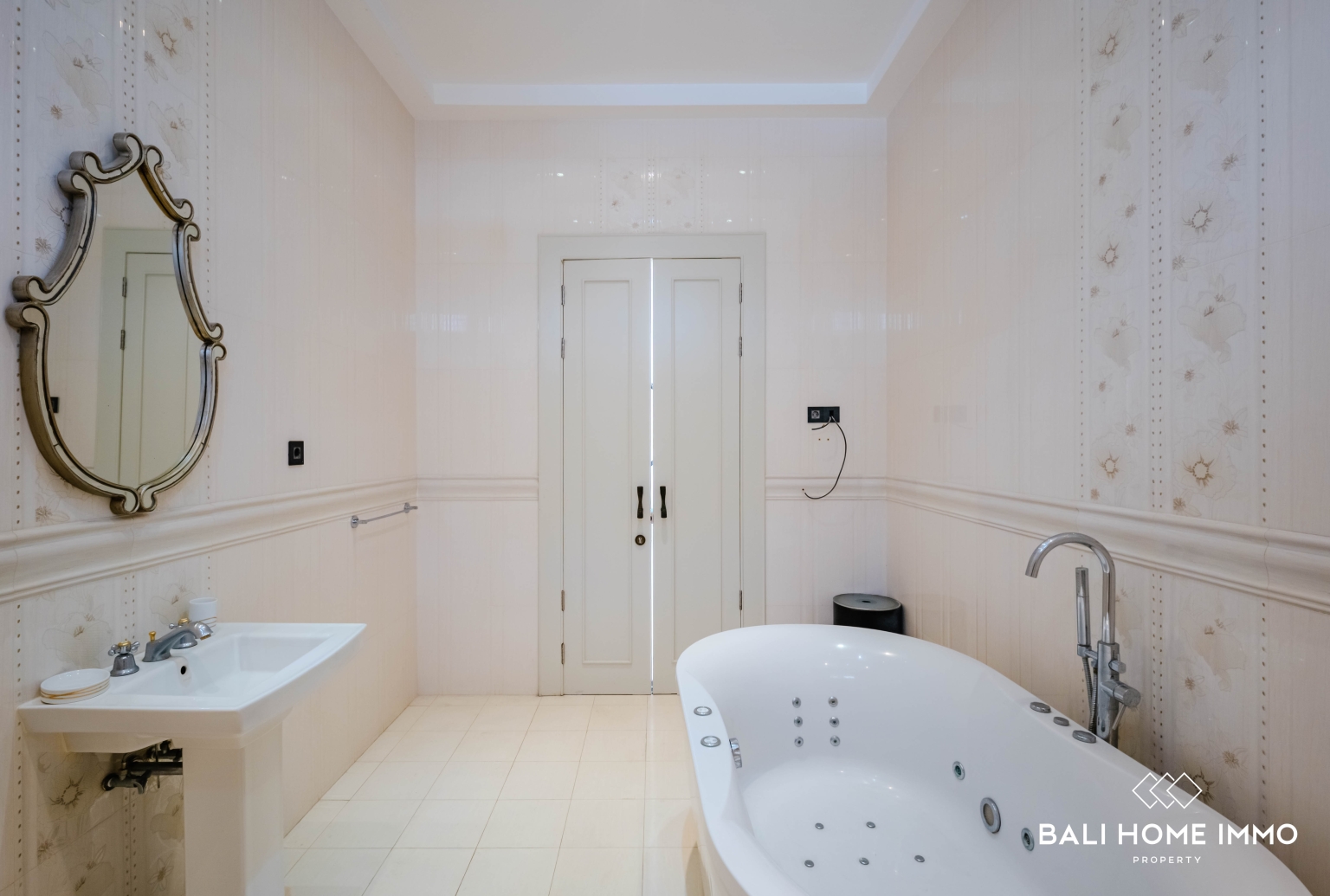 Elegant 5 Bedroom Villa with Ocean View Rooftop for Sale near Pecatu view 19
